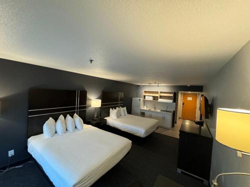 Queen Room with Two Queen Beds - Non-Smoking image 3