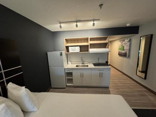 Queen Room with Two Queen Beds - Non-Smoking image 5
