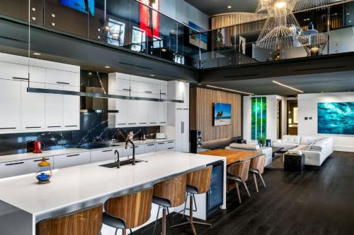 Konyha, Modern City Loft in Downtown River District near Florida Repertory Színház