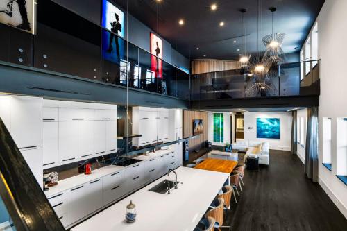 Létesítmények, Modern City Loft in Downtown River District near Florida Repertory Színház