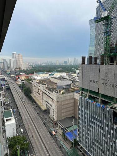 Spacious 2-bedroom Corner Unit across Shangri-La, Baras