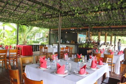 レストラン, スカーレット セイルズ バンガロー (SCARLET SAILS BUNGALOW) in ロン島