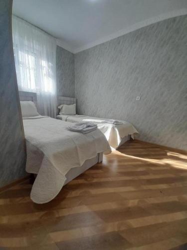 2 twin beds