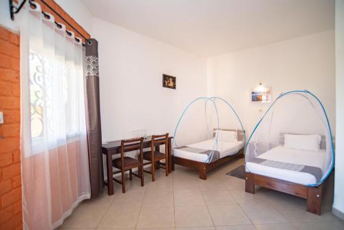 1 king bed, 2 twin beds