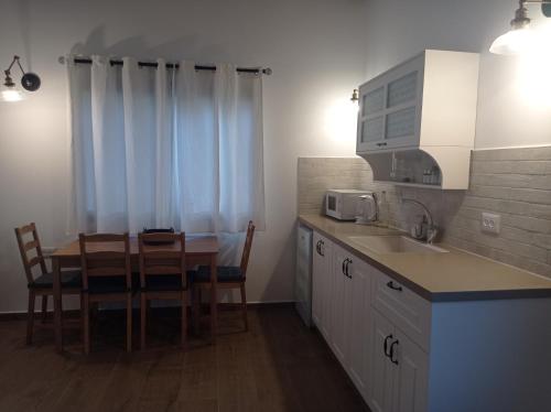 廚房, דצ'א - Дача - Dacha in 南特拉維夫