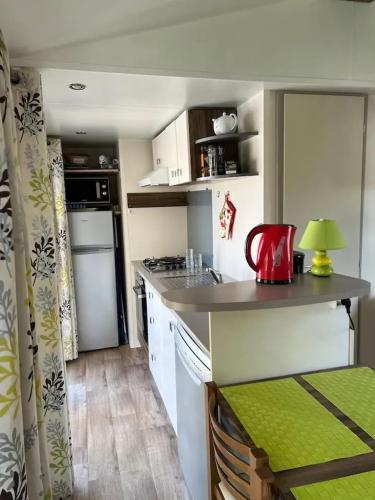 Kitchen, Confortable bungalow proche de Vias avec piscine partagee near Le Safran