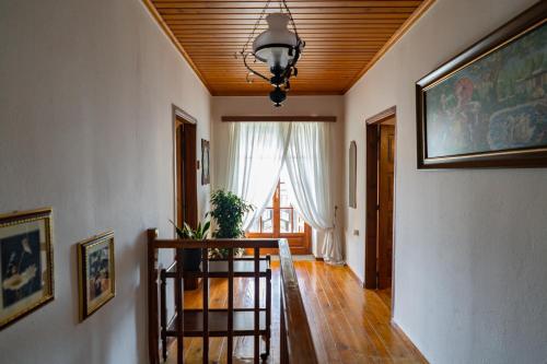 Erkély/terasz, Mirabilia Mountain Villa with a sea view in Agios Vlasios