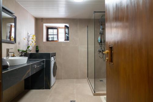 Zuhanyzó, Mirabilia Mountain Villa with a sea view in Agios Vlasios