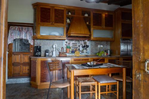 Konyha, Mirabilia Mountain Villa with a sea view in Agios Vlasios