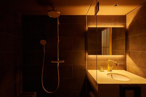 Double Room with Park View image 7