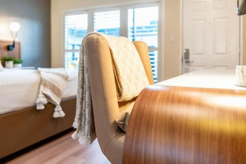 Deluxe King Suite image 7