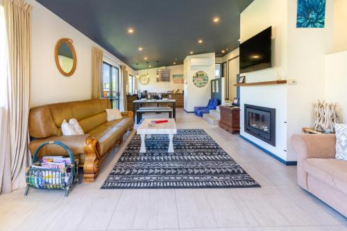 Facilities, Panoramic Views from Spacious New Beach House in Cass Bay