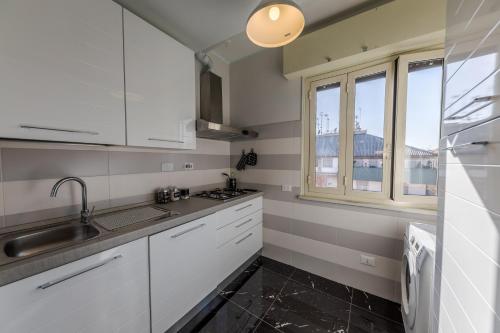 Style134 Apartment 50 meters from Metro A Lucio Sestio Station, Рим (фото 7)