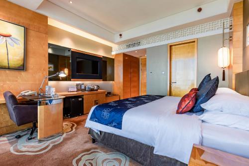 Deluxe King Room image 5