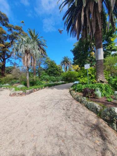 Zen Queendom - Garden View in Newport