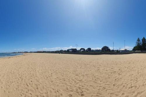 Zen Queendom - Garden View in Newport