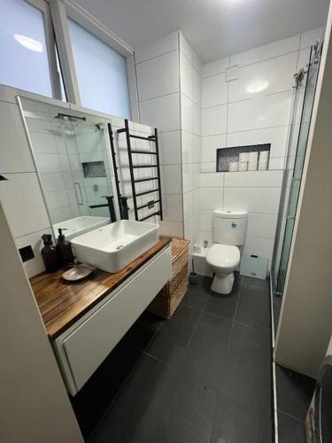 Zen Queendom - Garden View in Newport