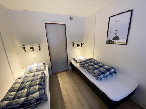 2 twin beds