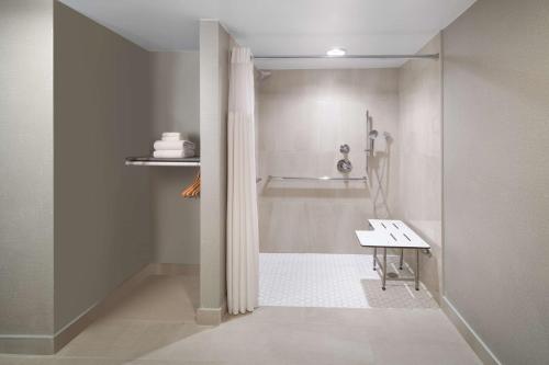 DoubleTree by Hilton Austin - image 10