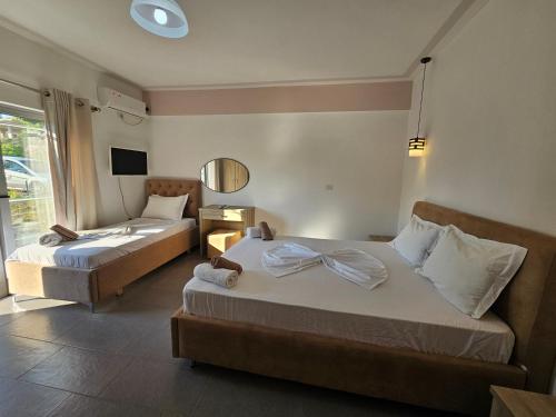 Triple Room with Balcony image 1