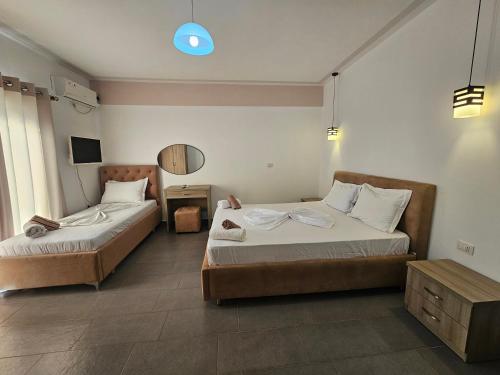 Triple Room with Balcony image 2