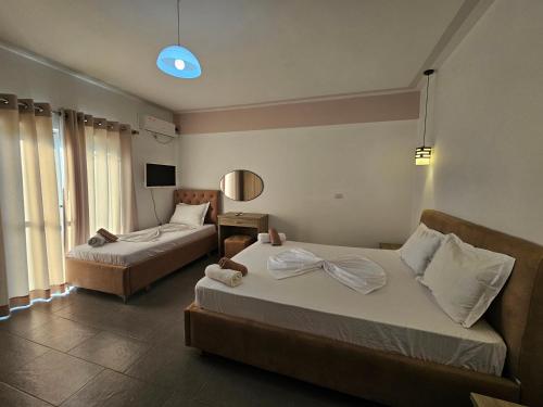Triple Room with Balcony image 3
