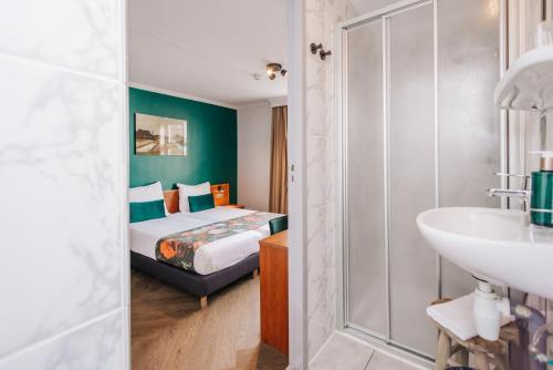 Double or Twin Room image 6