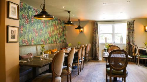 Фасада на хотела, Crown and Garter in Inkpen