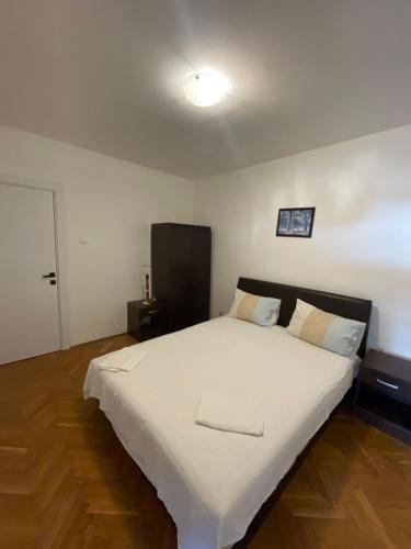 Soba sa zajednickim kupatilom in Becici