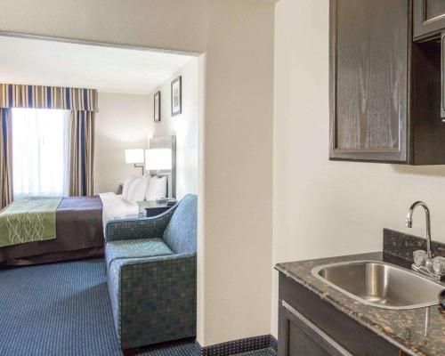 Quality Inn Tulsa-Downtown West - image 13