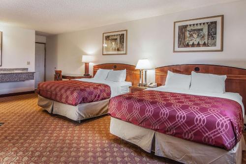 Econo Lodge Inn & Suites Madras Chateau Inn - image 11