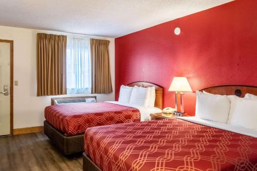 Econo Lodge Inn & Suites Madras Chateau Inn - image 7