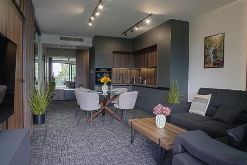 RajSki Apartament 205 Z PRYWATNYM JACUZZI NA BALKONIE Z WIDOKIEM NA GÓRY, Шклярска-Поремба (фото 9)
