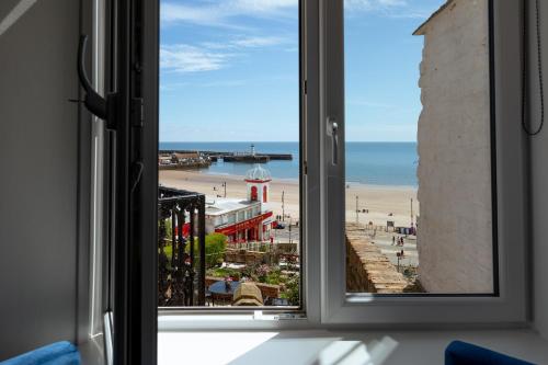 Lighthouse View - Amazing sea and beach view - Free Sky TV including Sports and Movies - Fast WIFI - Free Private Parking, Scarborough