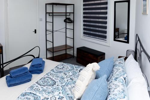 Lighthouse View - Amazing sea and beach view - Free Sky TV including Sports and Movies - Fast WIFI - Free Private Parking, Scarborough (Foto 7)