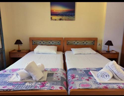 2 twin beds