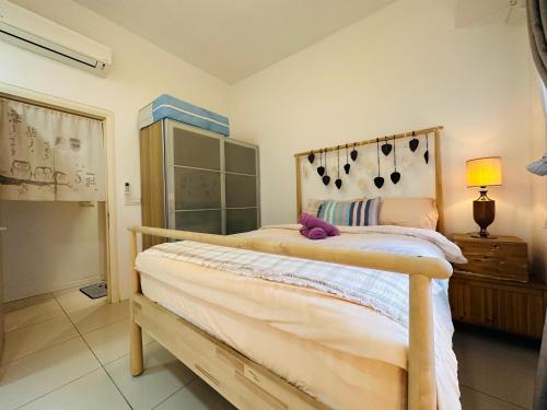 Charming Rustic Retreat with Cozy Interior and Sky Pool View Charming Rustic Retreat with Cozy Interior and Sky Pool View