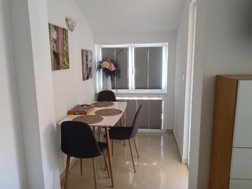One-Bedroom Apartment image 9