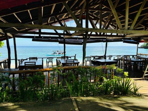Étterem, White Beach Front and Cottages Hinugtan Resort in Buruanga in Buruanga