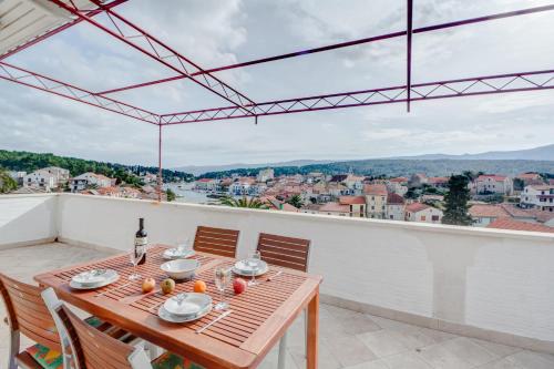 Apartment with beautiful view and big terrace, Vrboska