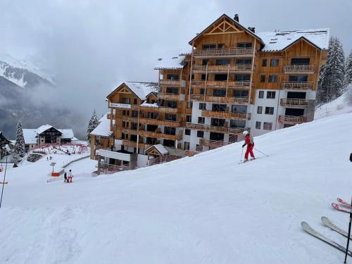 Exterior view, Appartement au pied des pistes dans nouvelle residence in Oz