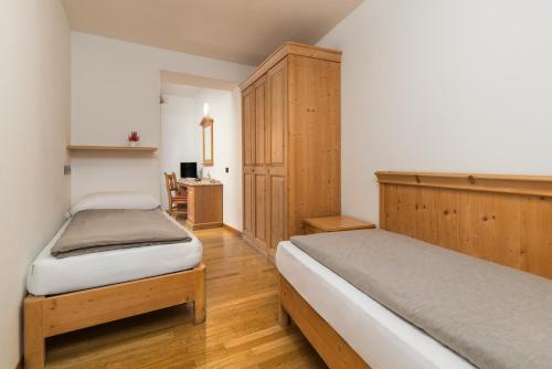 1 queen bed, 2 twin beds