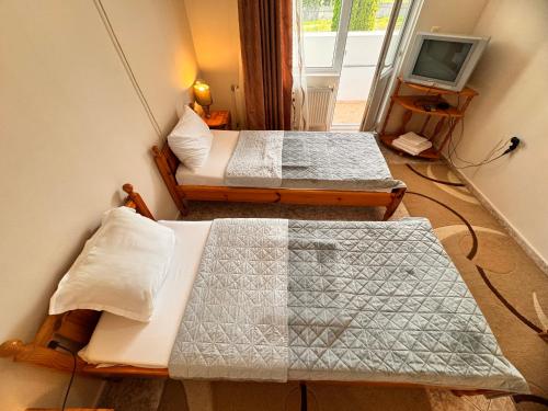 MOTEL INTERNATIONAL - image 12