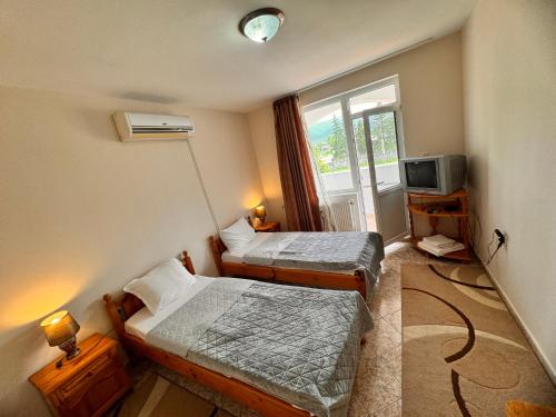 MOTEL INTERNATIONAL - image 9