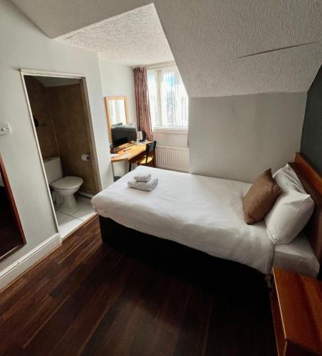 Whites Hotel - image 8