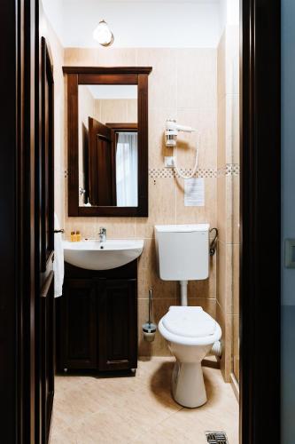 Deluxe Twin Room image 8