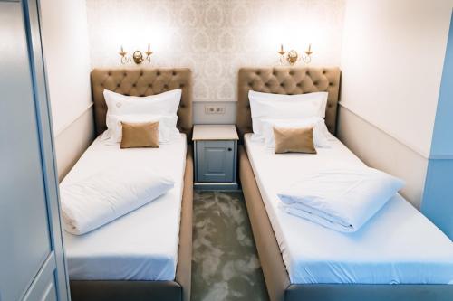 Deluxe Twin Room image 6