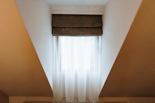 Attic Family Room with Park view (2 adults +2 children) image 7