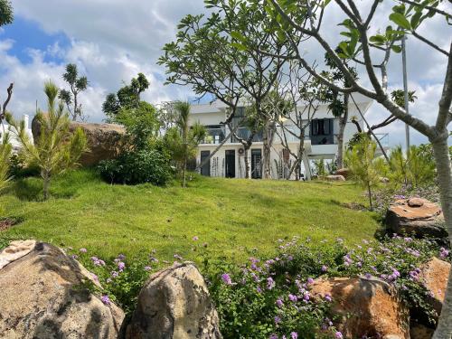 . Nhà Bên Đồi - The Hill House Villa