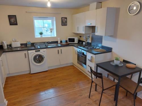 Konyha, Two Bedroom Semi-detached Modern House in Birmingham in Smethwick